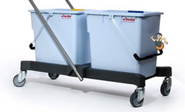 Zwei Eimer auf Wagen von Vileda