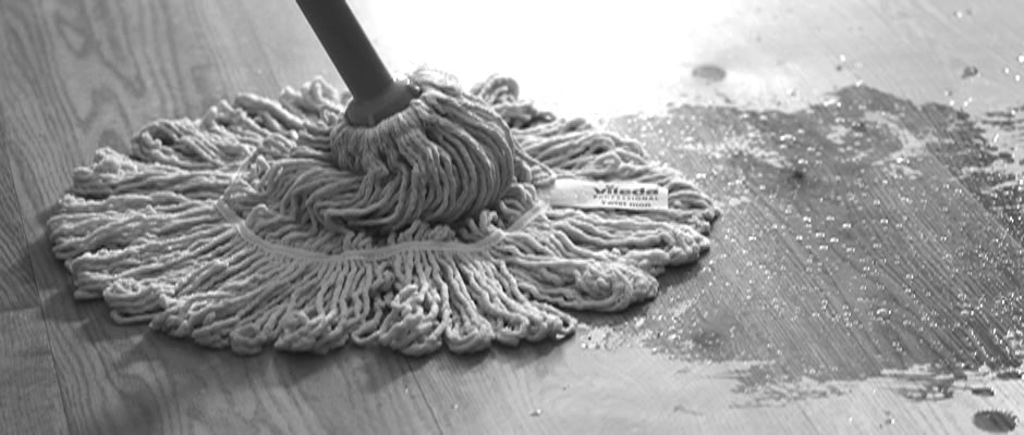 Reinigung mit Holzbodenseife und Baumwollmopp